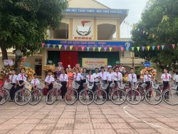Các em học sinh nhận xe đạp trong niềm vui hân hoan