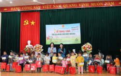 Thứ trưởng Bộ Lao động – Thương binh và Xã hội Nguyễn Thị Hà tặng quà học sinh nghèo Thanh Chương