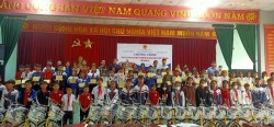 Trao học học bổng và xe đạp cho học sinh có hoàn cảnh khó khăn xã Diễn Yên, Diễn Châu