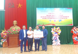 Đại diện Công ty Cổ phần chăn nuôi CP Việt Nam trao biển tài trợ tượng trưng cho đại diện địa phương dưới sự chứng kiến của Lãnh đạo Quỹ Bảo trợ trẻ em tỉnh