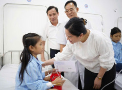TS.BSCKII Lê Thị Hoài Chung – Tỉnh ủy viên, Giám đốc Sở Y tế và đoàn thăm, tặng quà cho trẻ em đang điều trị tại Bệnh viện U bướu Nghệ An