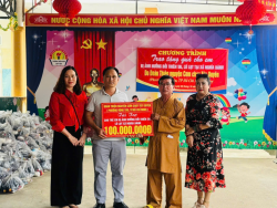 220 suất quà đến với trẻ em khó khăn vùng thiên tai Nghĩa Hành
