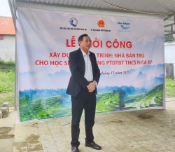 Đại biểu thực hiện nghi thức động thổ xây dựng công trình Nhà bán trú Trường PTDTBT THCS Nga My