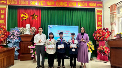 Lãnh đạo Quỹ Bảo trợ trẻ em tỉnh và đại diện Nhà trường trao tặng quà cho con ngư dân tại trường Tiểu học Nghi Thủy, phường Cửa Lò