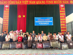 Đại biểu trao tặng đồ ấm cho trẻ em có hoàn cảnh khó khăn tại Trường PTDTBT THCS Lượng Minh (xã Lượng Minh)