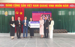 Đại diện Công ty Chubb Life trao biển tài trợ tượng trưng cho xã Tân Phú dưới sự chứng kiến của lãnh đạo Quỹ Bảo trợ trẻ em tỉnh.