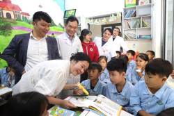 TS. BS CKII Lê Thị Hoài Chung – Tỉnh ủy viên, Giám đốc Sở Y tế và Đoàn trao tặng bút chấm đọc Tiếng Anh cho trẻ tại TT Huyết học và Truyền máu Nghệ An