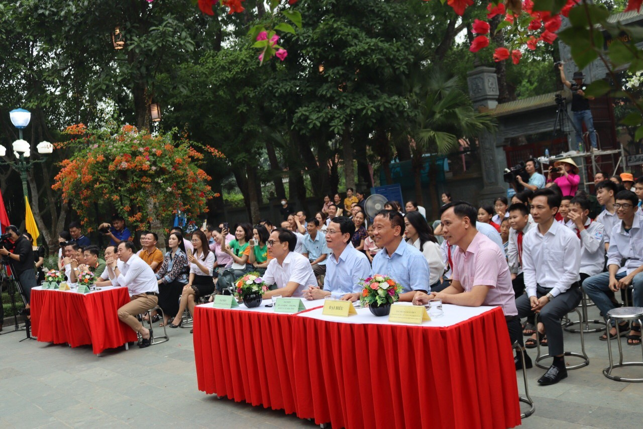 Đại biểu và các nhà hảo tâm trao tặng quà cho trẻ em tham gia chương trình