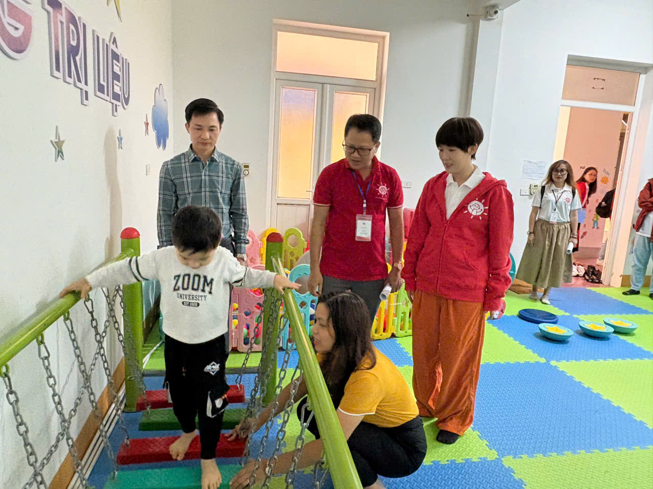 Đoàn Phóng viên thuộc tổ chức Zhi-Shan Foundation Taiwan đến quay phim tại Trung tâm phục hồi chức năng – Quỹ Bảo trợ trẻ em tỉnh Nghệ An