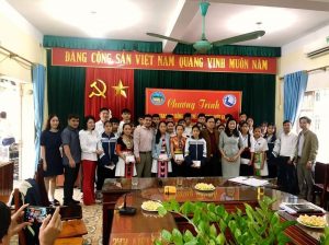 CLB Nhà báo xứ Nghệ tại TP Hồ Chí Minh và các doanh nghiệp đồng hành trao học bổng và quà cho trẻ em nghèo vượt khó tại tỉnh Nghệ An