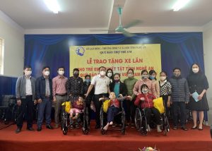 Trao tặng 27 chiếc xe lăn cho trẻ em khuyết tật tỉnh Nghệ An do Quỹ Bảo trợ trẻ em Việt Nam tài trợ