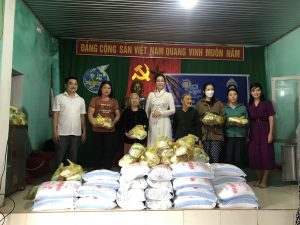 Á hậu Lưu Nguyễn – Đại sứ Hành trình kết nối yêu thương Việt Nam trao tặng quà cho trẻ em có hoàn cảnh khó khăn tại Thị xã Thái Hòa.