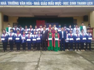 Trao tặng 30 suất học bổng và thiết bị giáo dục cho trường THCS Nam Lĩnh (Nam Đàn)