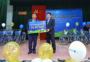 Trao tặng xe đạp cho học sinh hoàn cảnh khó khăn huyện Nam Đàn