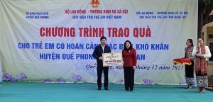 Thứ trưởng Bộ Lao động – Thương binh và Xã hội Nguyễn Thị Hà thăm, tặng quà cho trẻ em tại huyện vùng cao Quế Phong