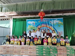 Hàng trăm suất quà đến với trẻ em nghèo nhân dịp Tết Nguyên Đán Quý Mão 2023