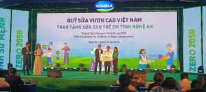 “Quỹ sữa vươn cao Việt Nam” – Vinamilk đến với trẻ em khó khăn tỉnh Nghệ An