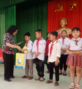 Thứ trưởng Bộ Lao động – Thương binh và Xã hội tặng quà cho trẻ em nghèo vượt khó tại Nghệ An
